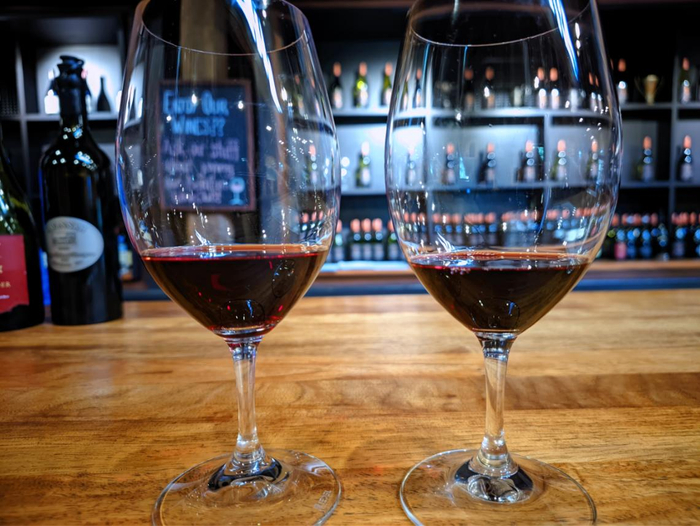 图片说明：在本伊恩酒庄餐厅的品酒区，服务员摆出南澳西拉红酒和猎人谷西拉红酒做对比。（李晓渝摄）