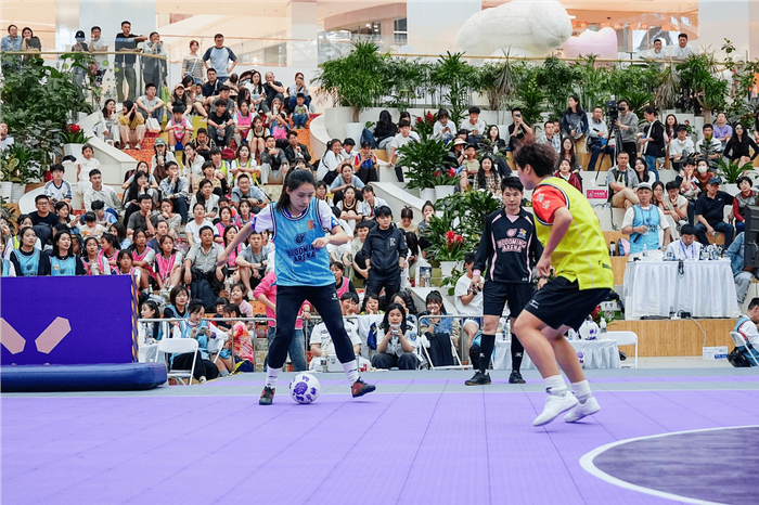 *左图为北京中粮·祥云小镇中英人寿活动，右图为西安「怒放竞技场」