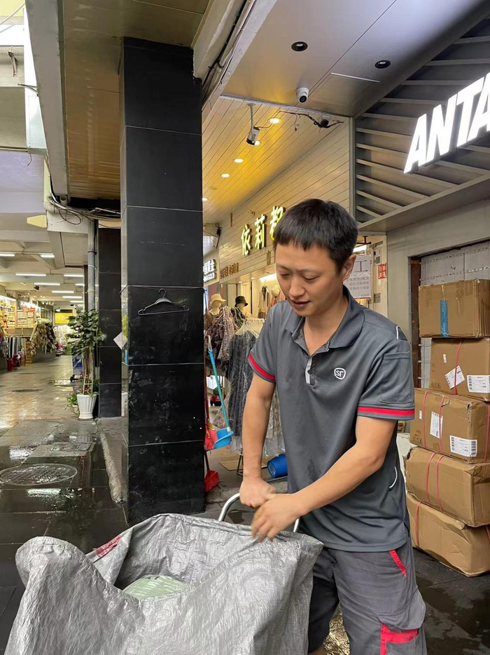 雨势缓下来后，汪鑫前往客户处派件。