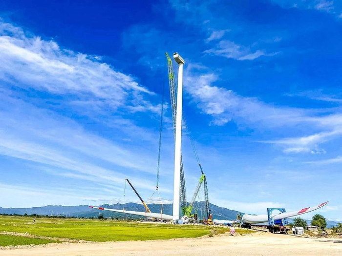 图为中联重科履带起重机正在进行风电吊装