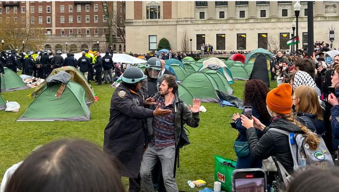 当地时间25日，纽约警察逮捕了一名在哥伦比亚大学校园露营的抗议者 图自美媒