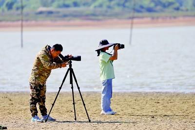 余锦平和同事巡护湖岸时拍摄。本文作者供图