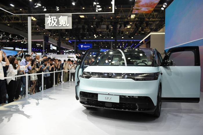   4月25日，2024北京车展上，参观者观看极氪汽车发布的新款极氪MIX车型。新华社记者鞠焕宗 摄