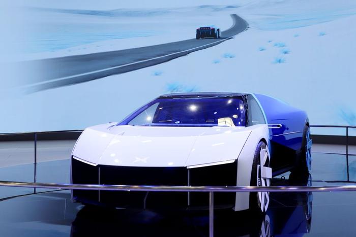   图为2024北京车展小鹏展台展出的全新陆空一体式飞行汽车。新华社记者张晓洁 摄