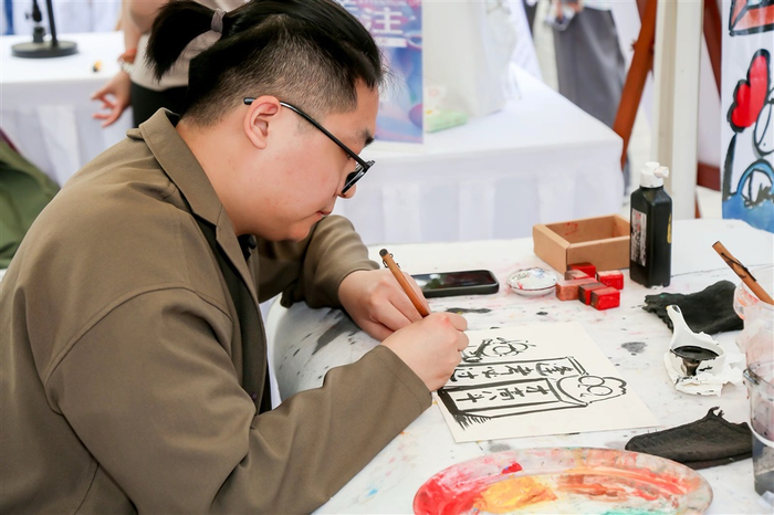 B站up主我是超人cr正在为市民作画