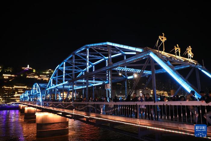   4月23日，游客在位于兰州市城关区的中山桥游览。新华社记者 马希平 摄