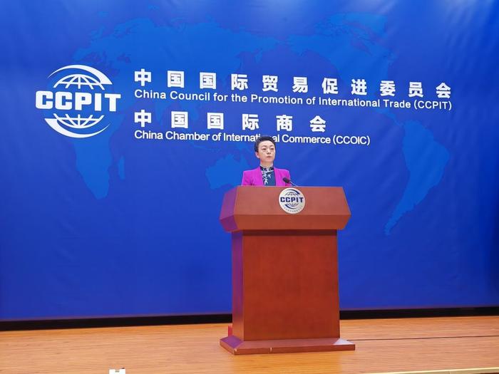   中国贸促会新闻发言人赵萍在4月28日举行的例行新闻发布会上回答记者提问。新华社记者 潘洁 摄