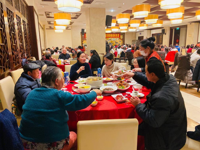 顾客在苏州得月楼用餐。（受访者供图）