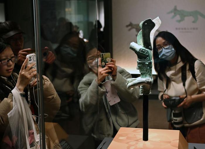 观众在上海博物馆东馆参观“星耀中国：三星堆·金沙古蜀文明展”。新华社记者刘颖 摄