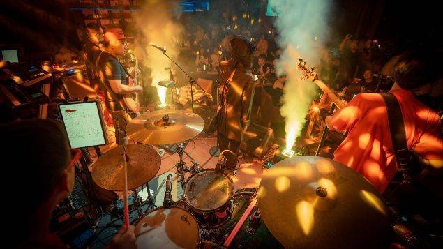 ▲乐队在酒吧演出现场，图源：大众点评