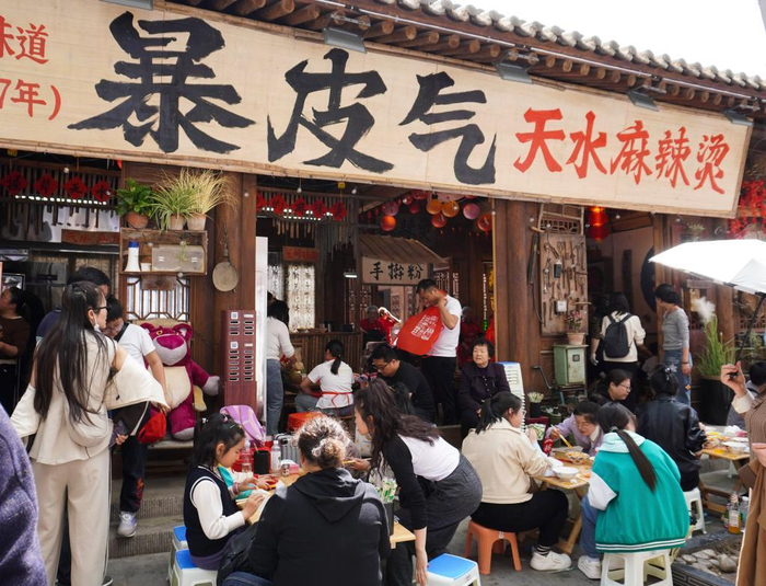 游客在位于天水市秦州区的一家麻辣烫店吃麻辣烫。新华社记者马希平 摄