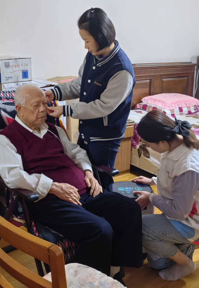 孙爷爷正在享受“家床”服务 （资料图片）
