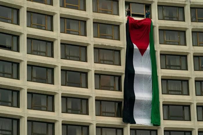 4月27日，白宫记者协会年度晚宴在华盛顿一家酒店举行。美国《新闻周刊》称，这是抗议者当天从酒店一个房间的窗户挂出一面巴勒斯坦国旗的画面。