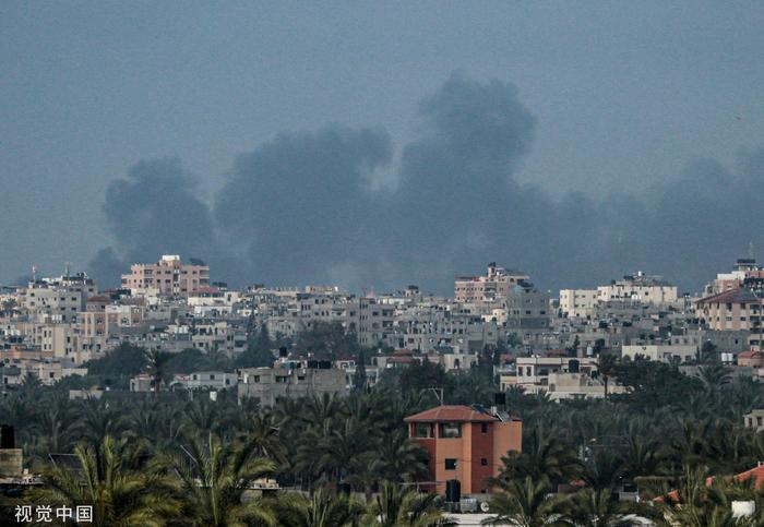 当地时间2024年4月27日，加沙地带，以色列轰炸了努赛赖特难民营，浓烟滚滚。