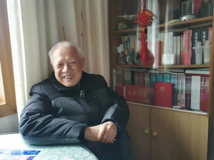 孙爷爷开心地与记者交谈 （罗葛妹/摄）