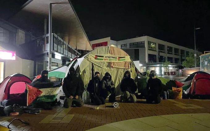 英国《每日电讯报》4月26日称，这是华威大学支持巴勒斯坦的学生在抗议现场搭起帐篷后的画面。