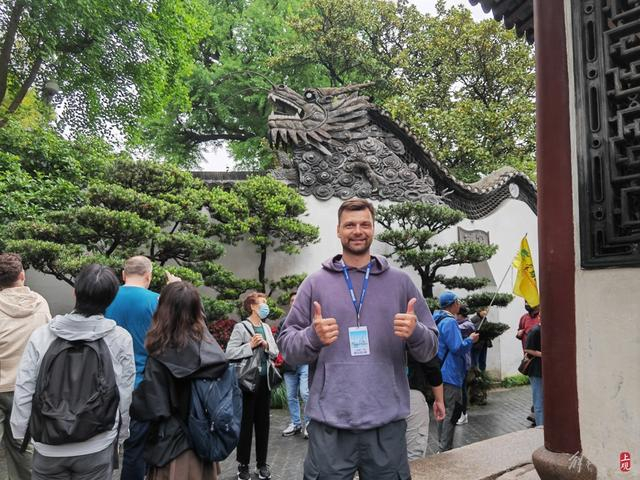 阿特米与豫园龙墙合影。 李宝花摄