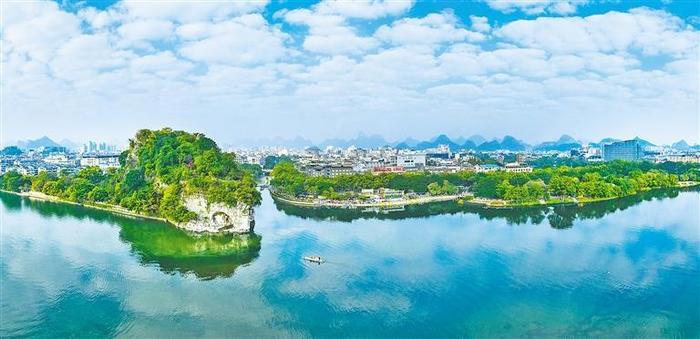 　　桂林市对象鼻山景区实行免费开放，并加强周边环境整治，使漓江象鼻山段以崭新面貌迎接八方游客。