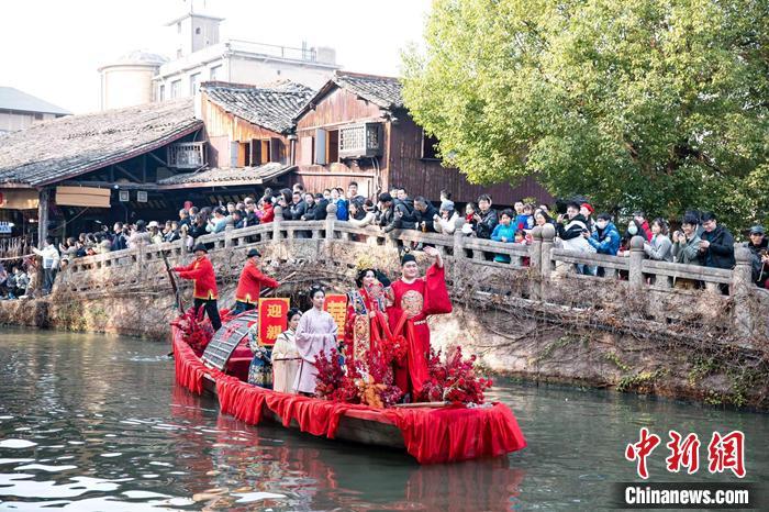 图为浙江绍兴安昌古镇的水上婚礼。强歌 摄