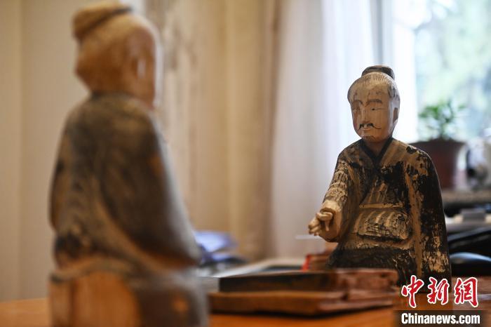 近日拍摄的甘肃省博物馆馆藏国宝级文物汉代彩绘木六博俑。　　中新社记者 李亚龙 摄