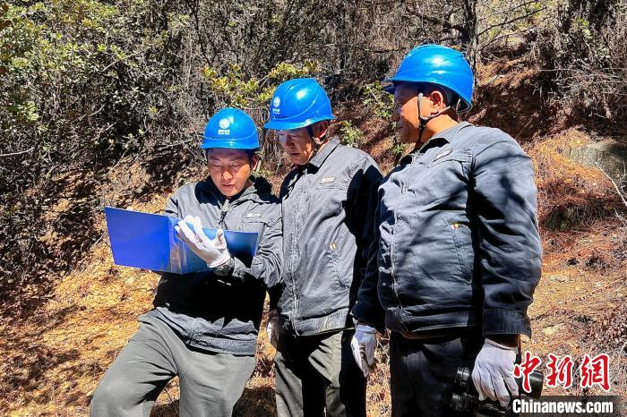 图为国网朗县供电公司党员服务队进行输电线路巡线.旦增曲吉 摄