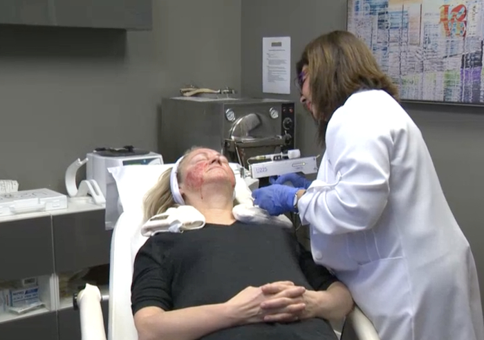 ▲一美容院为顾客做“吸血鬼面膜”