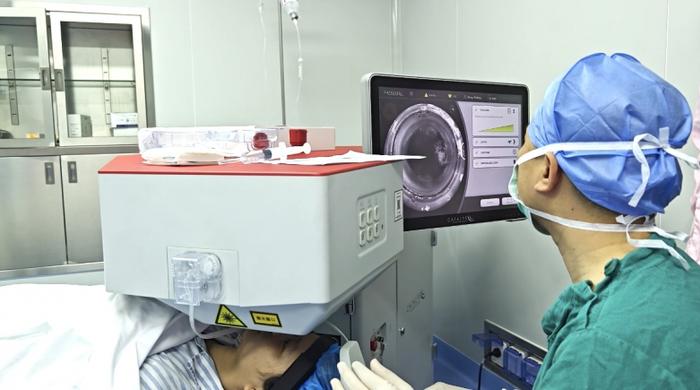 图/顺德爱尔眼科医院屈光科主任黄志昌为患者实施飞秒ICL晶体植入术