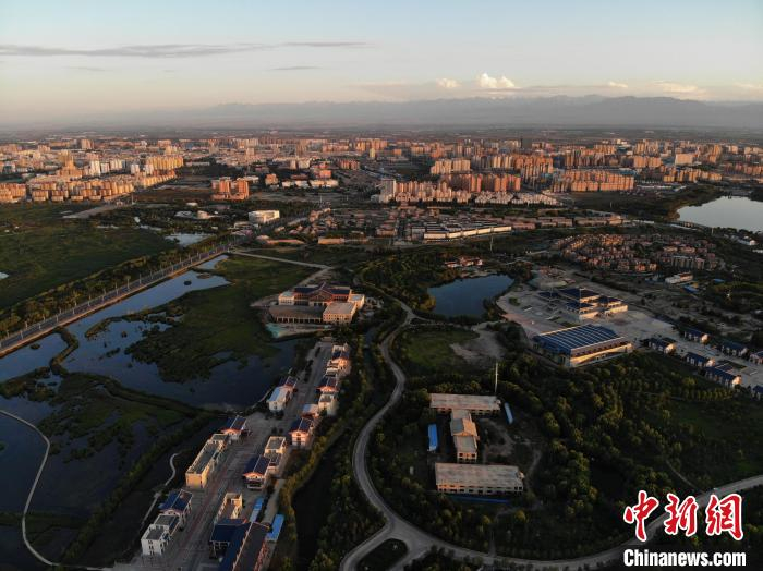 图为夏日的甘肃河西走廊中段城市张掖市景观.(资料图)杨艳敏 摄