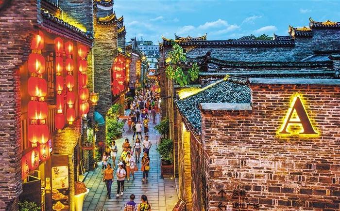 　　桂林市秀峰区以东西巷特色街区为主要载体，借助“夜经济”，挖掘“夜文化”。（桂林市秀峰区委宣传部供图）