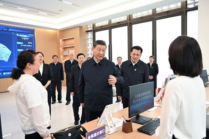 2024年4月22日，习近平总书记在重庆市九龙坡区谢家湾街道民主村社区考察。