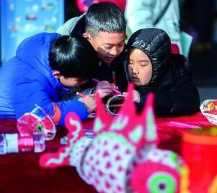 中小学生在湖北省武汉市长江文明馆体验制作鱼灯。新华社发