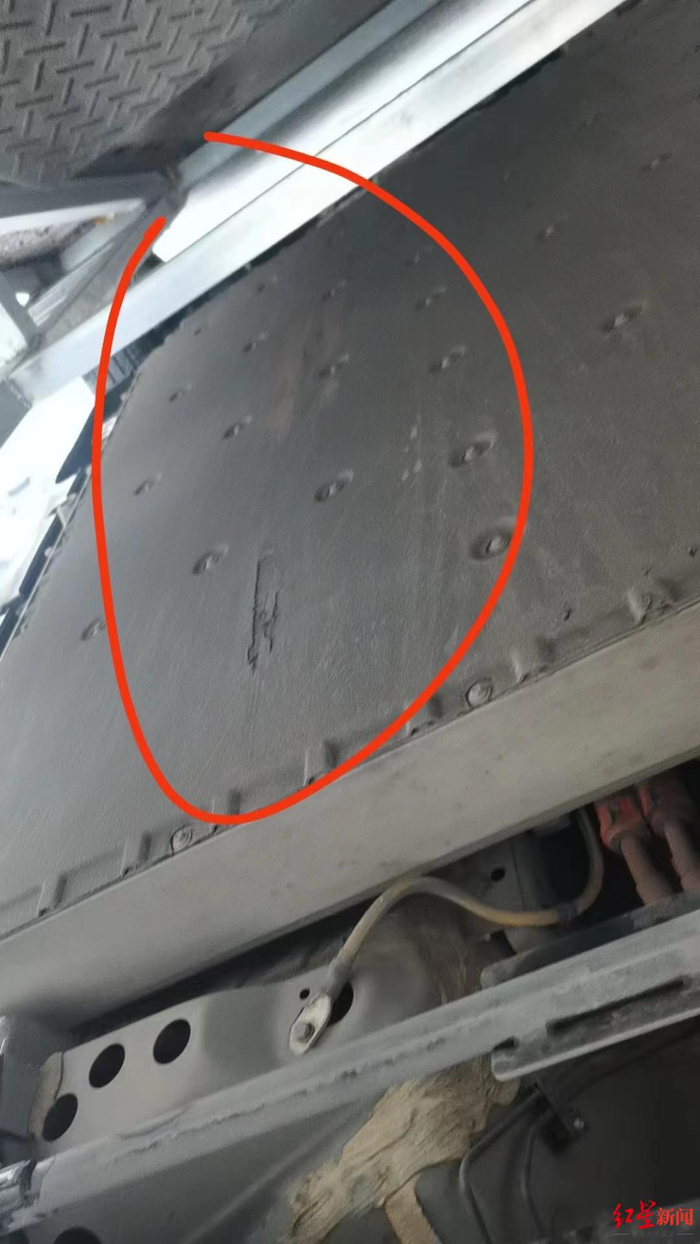 ▲陈亮所租车辆底盘电池上的刮蹭
