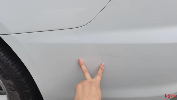 ▲陈亮所租车辆车身上的轻微刮蹭