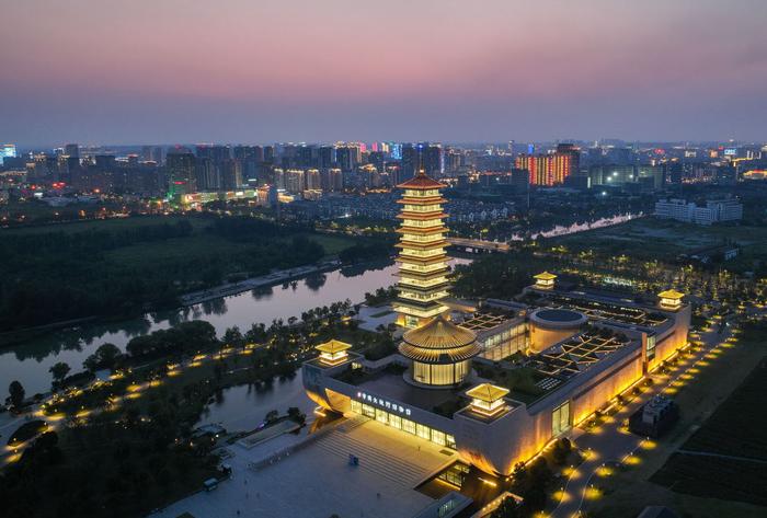江苏扬州中国大运河博物馆和古运河相映成趣（2023年6月14日摄，无人机照片）。新华社记者 季春鹏 摄