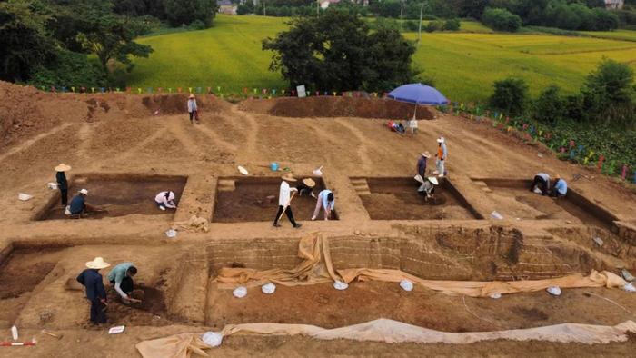 考古人员在安徽省郎溪县磨盘山遗址发掘现场（2023年9月23日摄，无人机照片）。新华社发