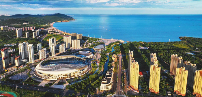 葫芦岛市大力推进全国文明城市创建工作，城市面貌日新月异。图为葫芦岛龙湾中央商务区。  本报特约记者　　王　　野　　摄