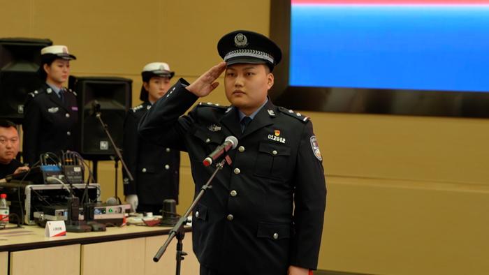 4月26日，民警包牧仁在呼和浩特市公安局荣退暨警号传承仪式上。