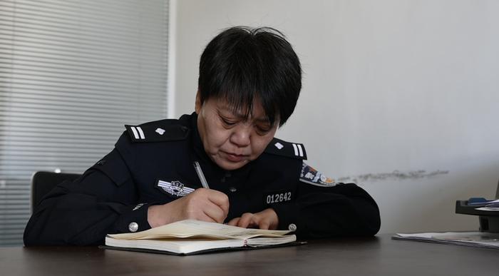 4月2日，民警索连红在小召前街派出所的办公室内记工作笔记。