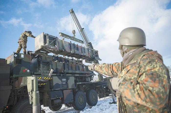 2023年12月1日，乌克兰士兵在德国联邦国防军一处基地接受“爱国者”防空导弹系统培训。（视觉中国）