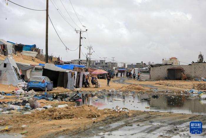 这是4月27日在加沙地带南部城市拉法拍摄的一处临时营地。新华社发（里泽克·阿卜杜勒贾瓦德摄）