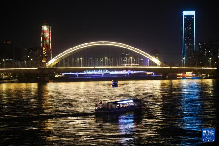   4月23日，游客在黄河兰州段乘坐游船夜游黄河。新华社记者 马希平 摄