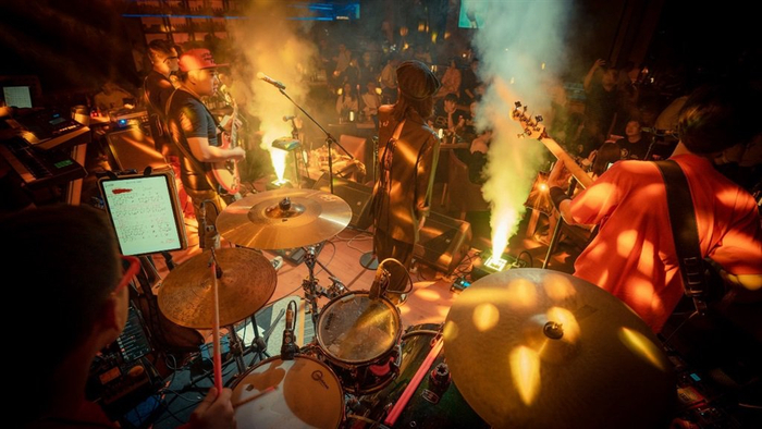 ▲乐队在酒吧演出现场，图源：大众点评