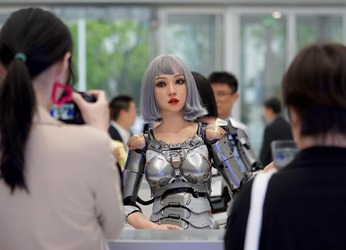 机器人“小柒”在中关村论坛提供接待、咨询服务。（视觉中国）