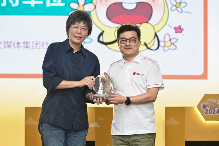         图为新加坡报业控股华文媒体集团社长李慧玲为中国工商银行新加坡分行行长杨雨赠送纪念奖杯