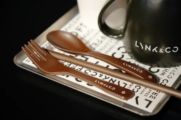 ▲领克汽车的展台上，用咖啡渣做成的餐具 图/企业供图