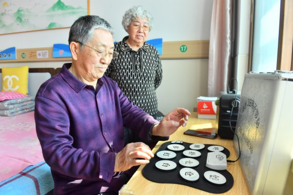  老人的娱乐生活丰富多彩。