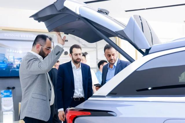 4月26日，北京国际车展，厂商体验科大讯飞AI技术