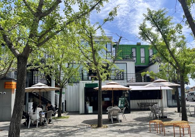 智慧湾艺术之桥空间·艺术书店门口的咖啡空间。 吴越 摄