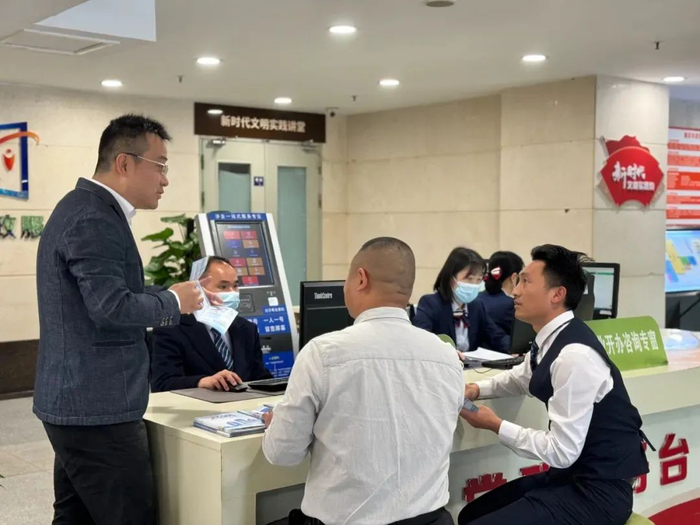 △市万企诉求服务中心工作人员向企业介绍相关服务。梁铮儿 摄