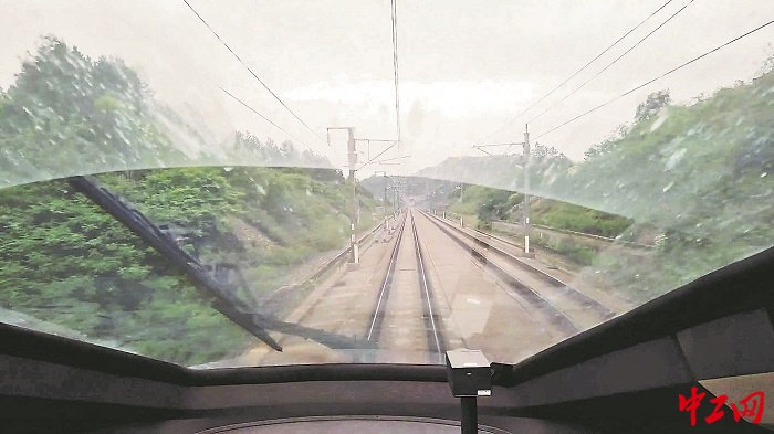 刘伟在高铁驾驶室里看到的风景。